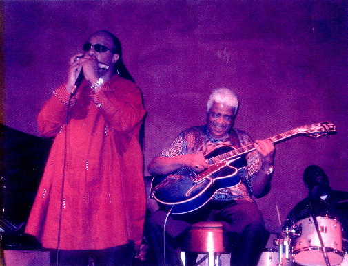 Phil Upchurch and
              Stevie Wonder at Vibrato in Bel Air